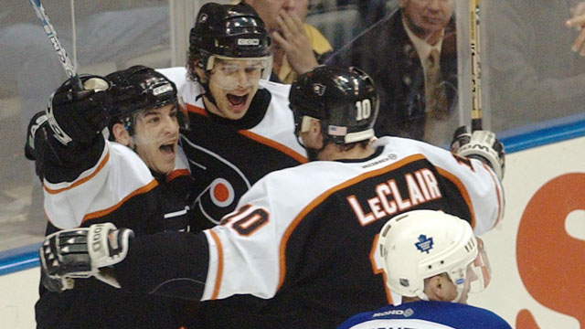 Mark Recchi evened his Philadelphia Flyers’ second-round series against the Toronto Maple Leafs in 2003 at 13:54 of the 3rd overtime of Game 4. (CP/Aaron Harris)