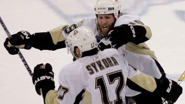 Petr Sykora scored a crucial goal in the Pittsburgh Penguins’ 2008 run to the Cup when he finished Game 5 of the final against the Detroit Red Wings at 9:57 of the 3rd overtime. (AP/Paul Sancya)