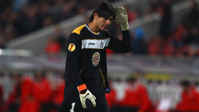 Sunderland signs goalkeeper Ustari for season