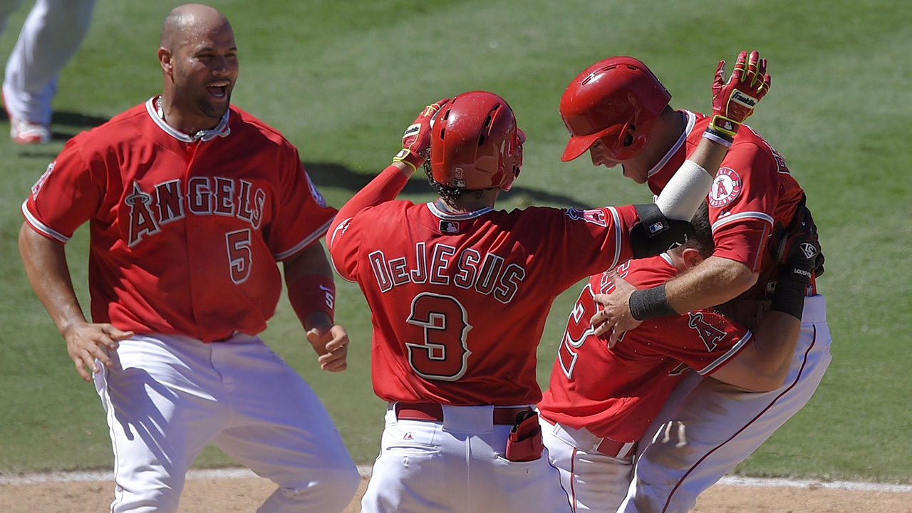 Angels score on wild pitch in 9th to defeat Indians