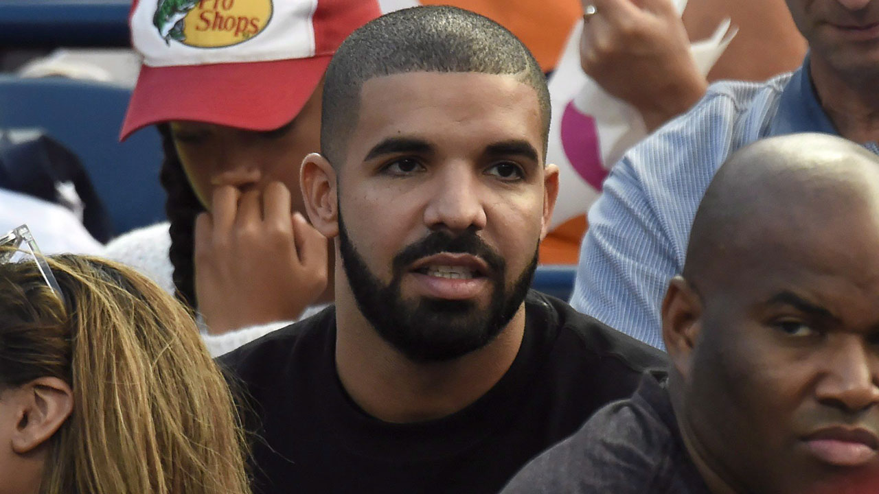 Drake supports Serena Williams at Rogers Cup