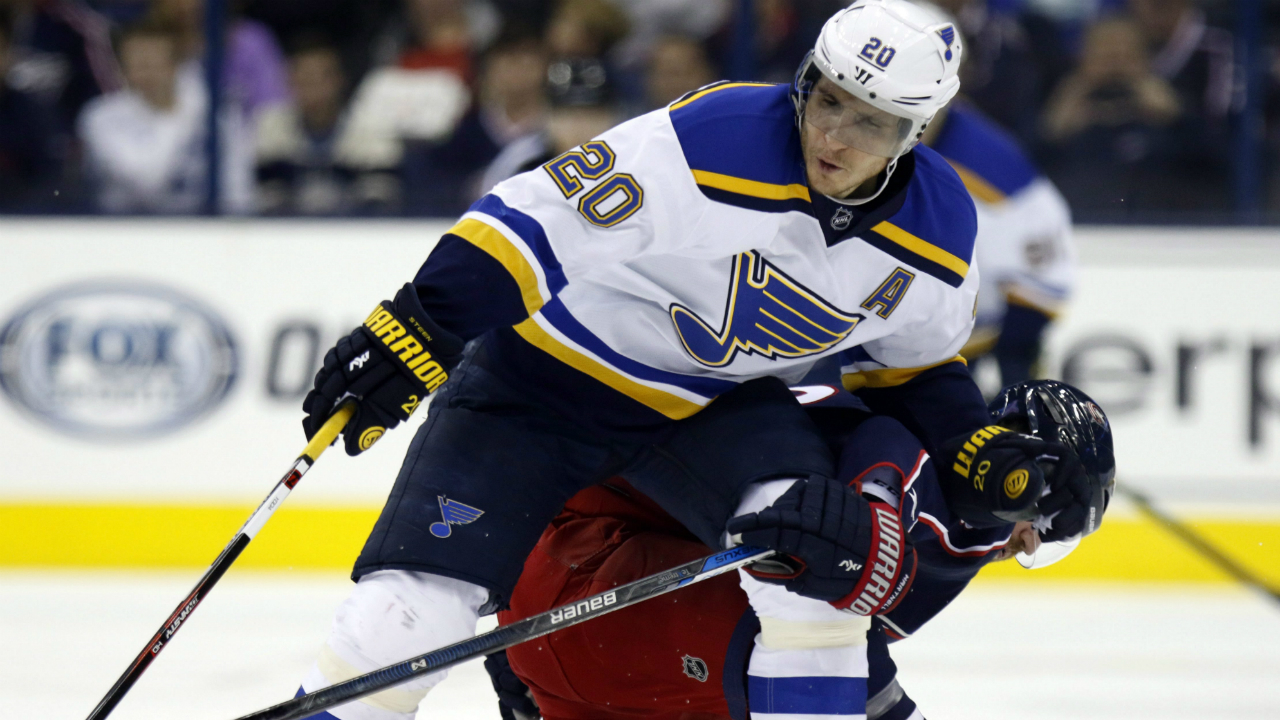 St.-Louis-Blues'-Alexander-Steen,-left,-works-for-the-puck-against-Columbus-Blue-Jackets'-Scott-Hartnell-during-the-second-period-of-an-NHL-hockey-game-in-Columbus,-Ohio,-Tuesday,-Nov.-17,-2015.-(AP-Photo/Paul-Vernon)