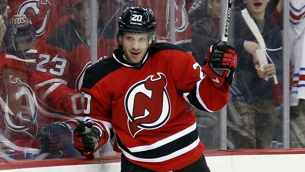 New-Jersey-Devils-right-wing-Lee-Stempniak-celebrates-after-scoring-a-goal-against-the-Calgary-Flames-during-the-second-period-of-an-NHL-hockey-game,-Tuesday,-Jan.-19,-2016,-in-Newark,-N.J.-(AP-Photo/Julio-Cortez)