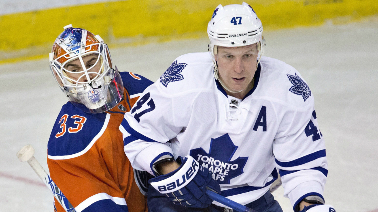 Toronto-Maple-Leafs'-Leo-Komarov-(47)-tries-to-screen-Edmonton-Oilers'-goalie-Cam-Talbot-(33)-during-second-period-NHL-action-in-Edmonton,-Alta.,-on-Thursday-February-11,-2016.-THE-CANADIAN-PRESS/Jason-Franson
