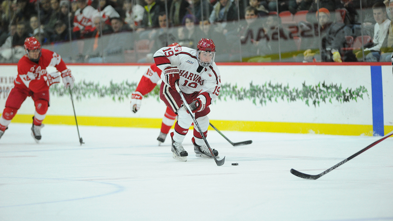 Jimmy-Vesey-enters-the-offensive-zone-with-the-puck.-(Gil-Talbot/Harvard)