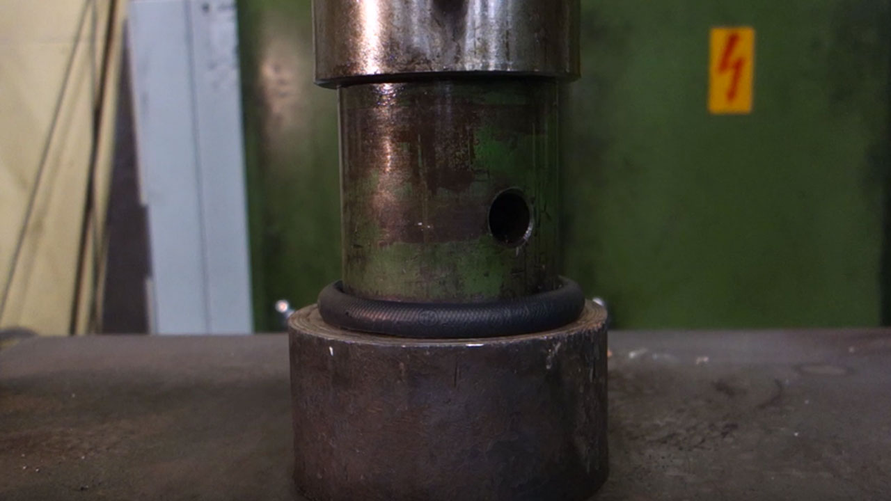 Hockey-puck-hydraulic-press