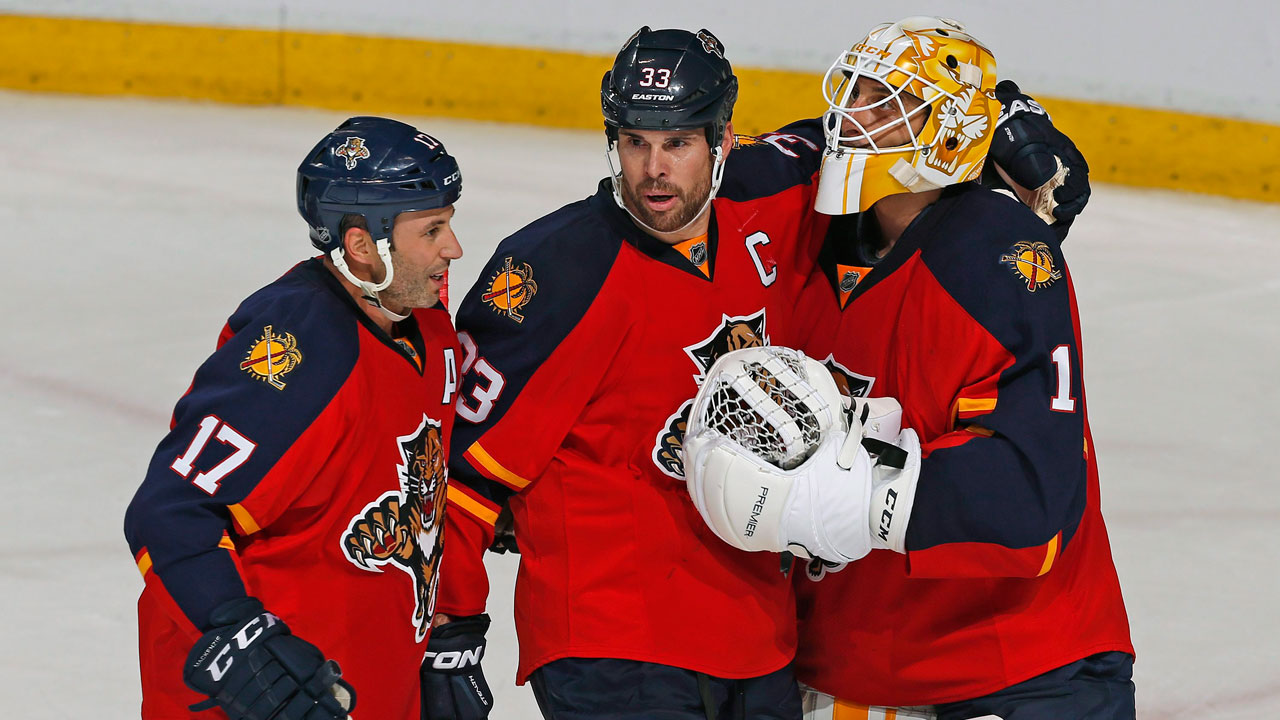 Florida-Panthers-goaltender-Roberto-Luongo-(1)-is-congratulated-by-forward-Derek-MacKenzie-(17)-and-defenseman-Willie-Mitchell-(33)-at-the-end-of-an-NHL-hockey-game-against-the-Columbus-Blue-Jackets,-Sunday,-Dec.-27,-2015,-in-Sunrise,-Fla.-The-Panthers-defeated-the-Blue-Jackets-3-2.-(AP-Photo/Joel-Auerbach)