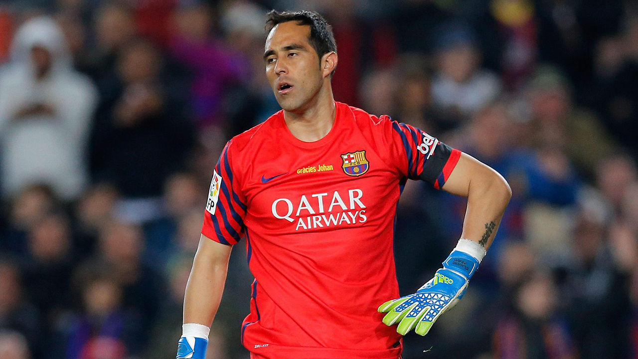 Barcelona goalkeeper Bravo suffers right leg injury