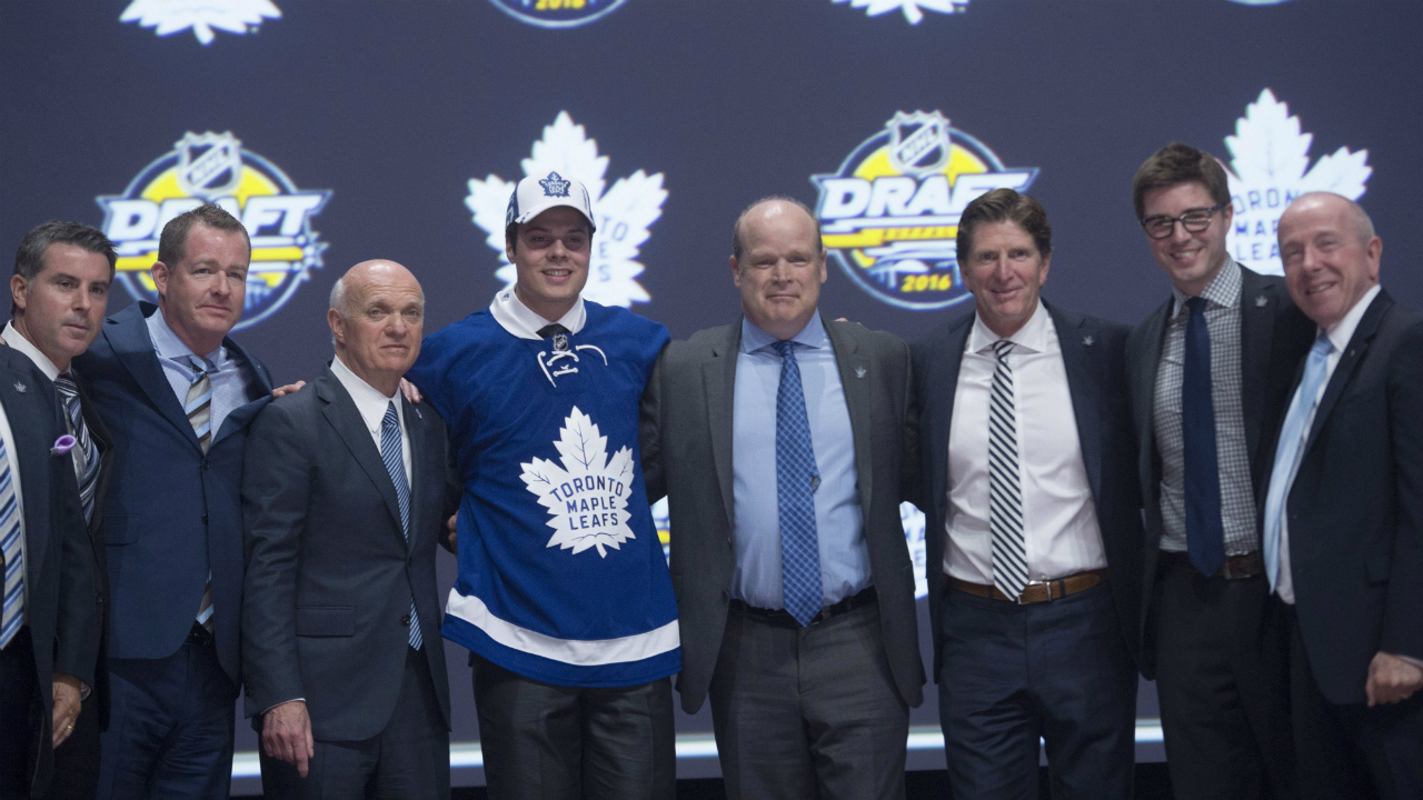 Toronto-Maple-Leafs-first-overall-pick-Auston-Matthews-stands-on-stage-with-members-of-the-Maple-Leafs-management-team-at-the-NHL-draft-in-Buffalo,-N.Y.-on-Friday-June-24,-2016.-THE-CANADIAN-PRESS/Nathan-Denette