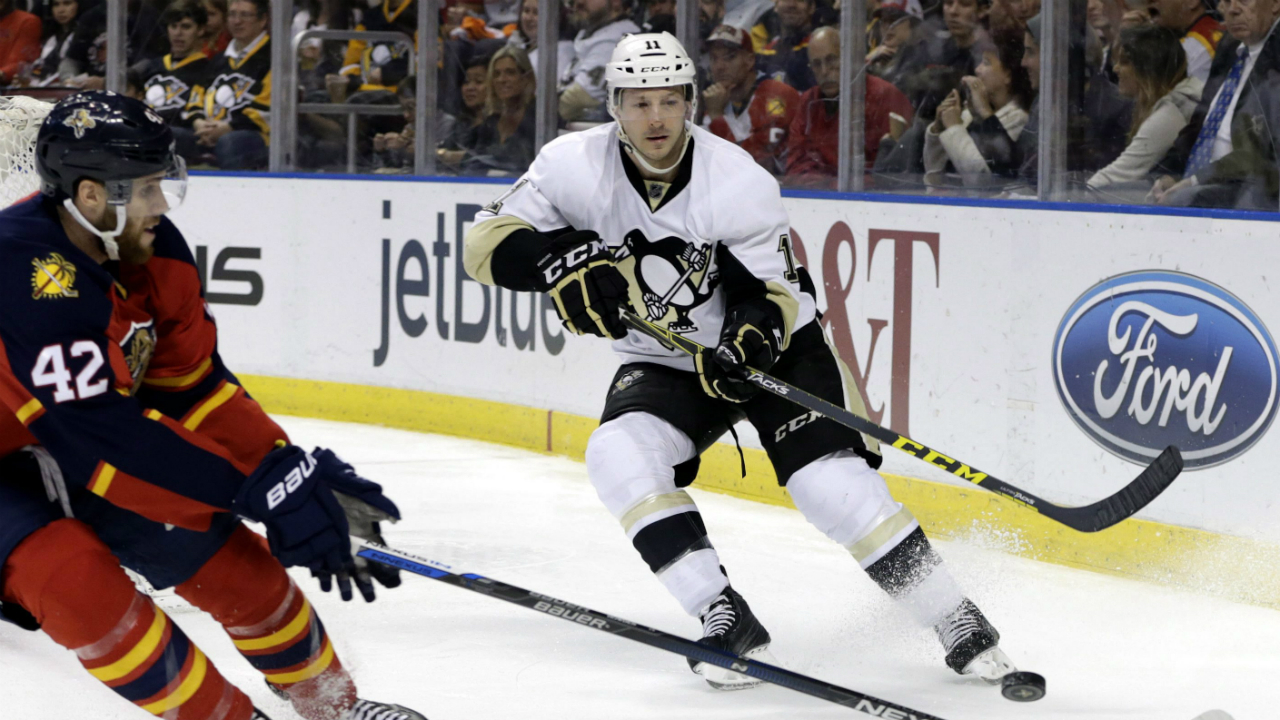 Florida-Panthers-center-Quinton-Howden-(42)-and-Pittsburgh-Penguins-center-Kevin-Porter-(11)-chase-the-puck-during-the-second-period-of-an-NHL-hockey-game,-Saturday,-Feb.-6,-2016,-in-Sunrise,-Fla.-(AP-Photo/Lynne-Sladky)