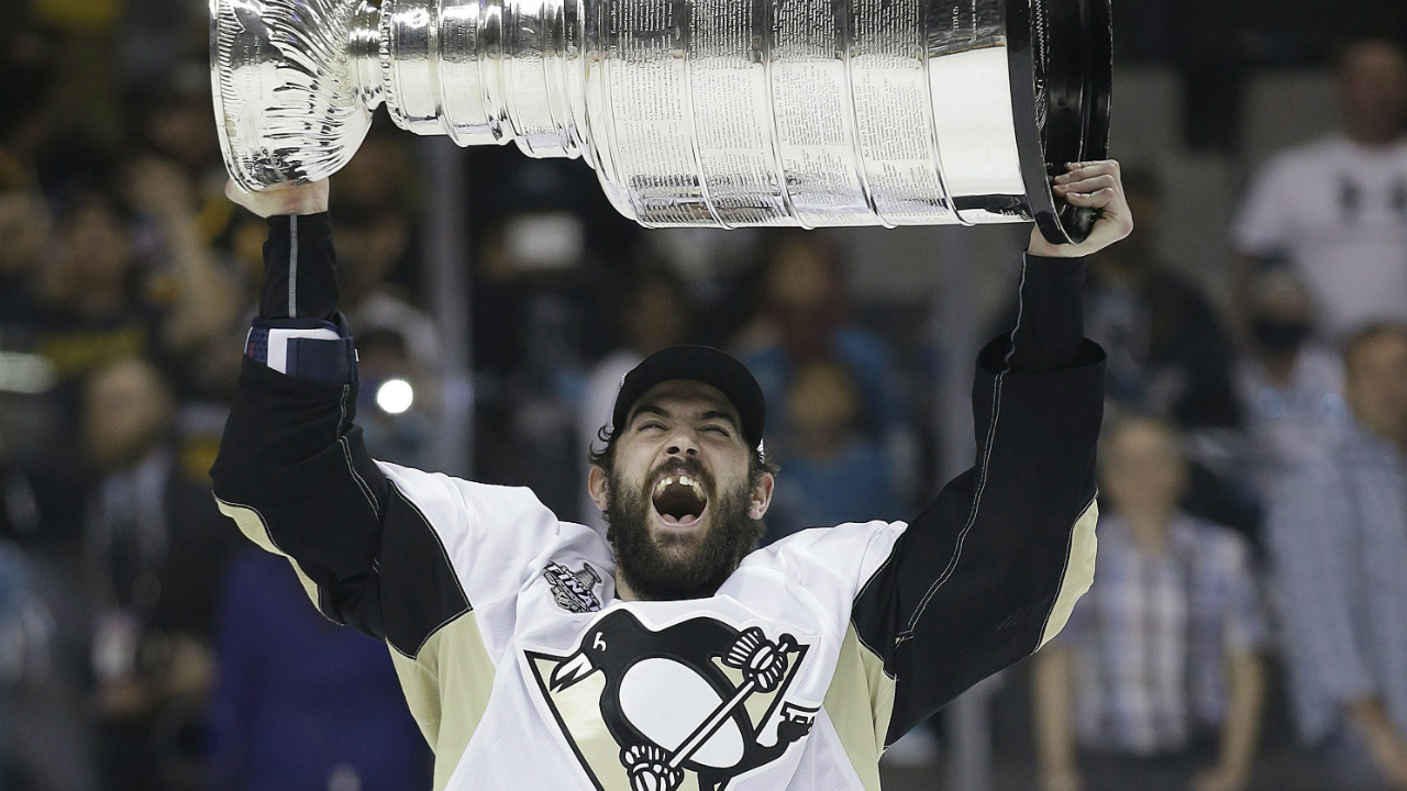 Pittsburgh-Penguins-defenseman-Justin-Schultz-raises-the-Stanley-Cup-after-Game-6-of-the-NHL-hockey-Stanley-Cup-Finals-against-the-San-Jose-Sharks-Sunday,-June-12,-2016,-in-San-Jose,-Calif.-The-Pittsburgh-Penguins-won-3-1-to-win-the-series-4-2.-(AP-Photo/Marcio-Jose-Sanchez)