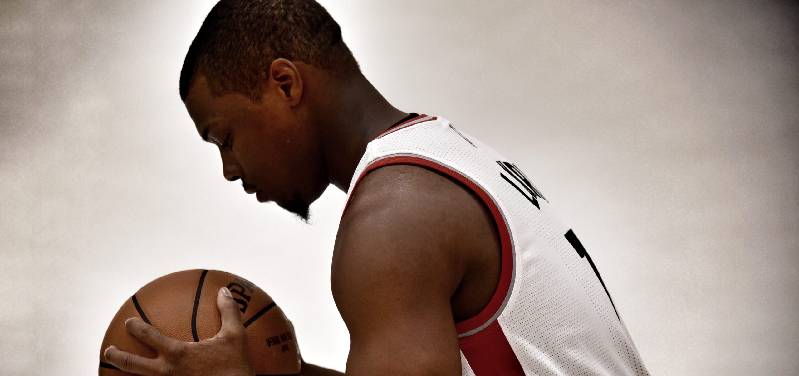 Kyle-Lowry-poses-for-NBA-photographers