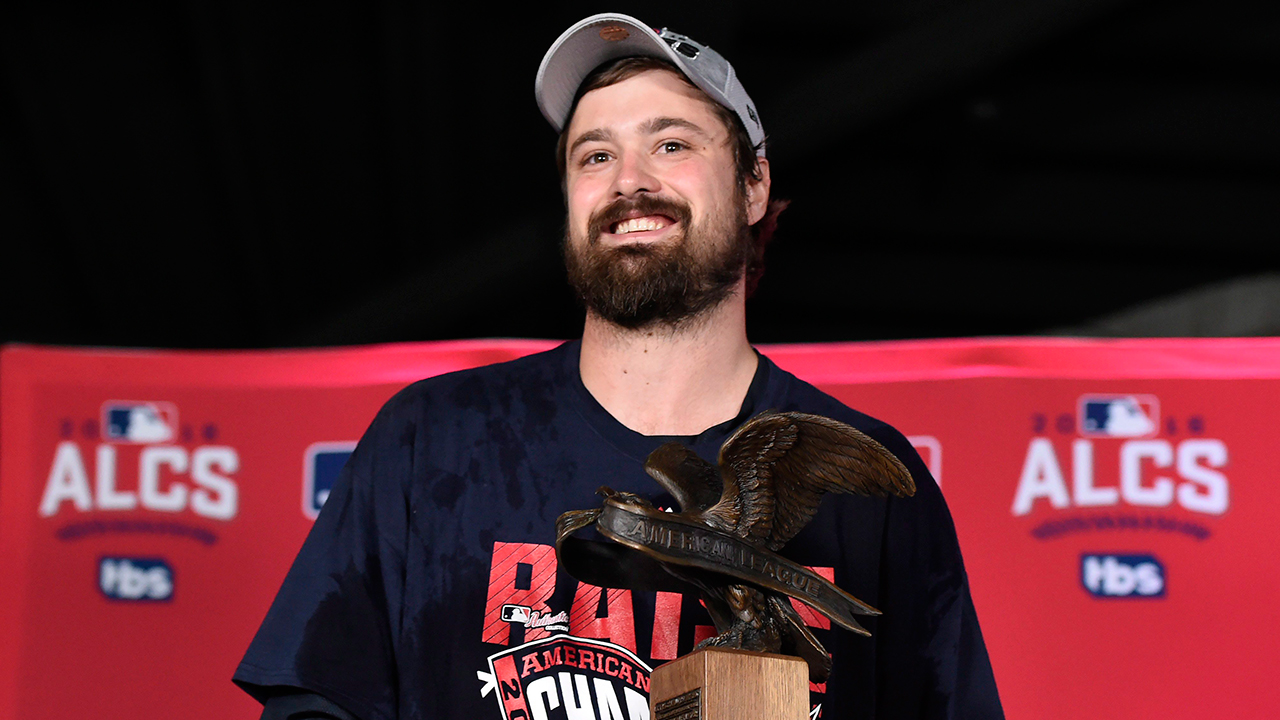 Cleveland relief pitcher Andrew Miller (24) accepts the American League Championship Series MVP trophy. (Nathan Denette/CP)