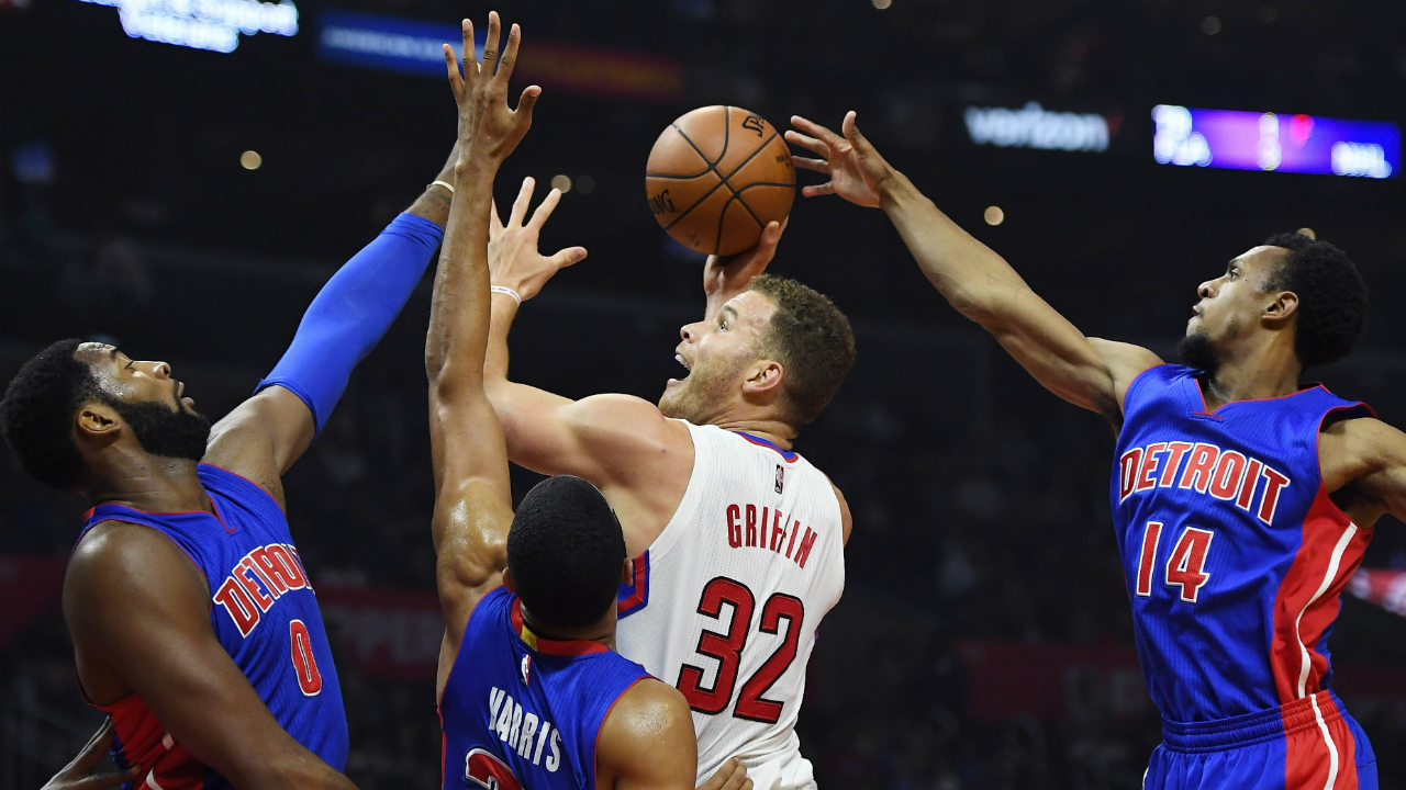 Los-Angeles-Clippers-forward-Blake-Griffin,-second-from-right,-shoots-as-Detroit-Pistons-center-Andre-Drummond,-left,-forward-Tobias-Harris,-second-from-left,-and-guard-Ish-Smith-defend-during-the-first-half-of-an-NBA-basketball-game,-Monday,-Nov.-7,-2016,-in-Los-Angeles.-(Mark-J.-Terrill/AP)