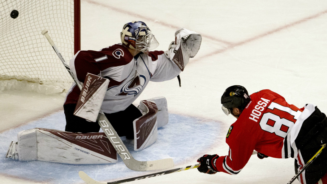Chicago-Blackhawks-right-wing-Marian-Hossa,-right,-scores-against-Colorado-Avalanche-goalie-Semyon-Varlamov-during-the-first-period-of-an-NHL-hockey-game-in-Chicago,-Thursday,-Nov.-3,-2016.-(AP-Photo/Nam-Y.-Huh)