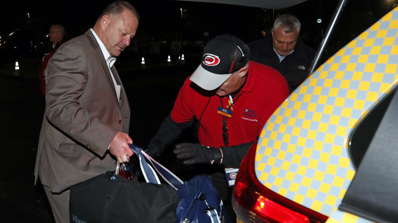 Gerard-Gallant,-former-Florida-Panthers-head-coach,-gets-into-a-cab-after-being-relieved-of-his-duties.-(Karl-B-DeBlaker/AP)