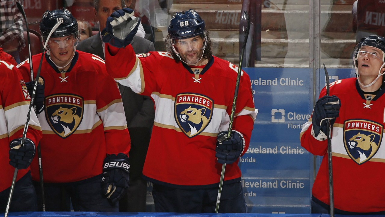 Florida-Panthers-right-wing-Jaromir-Jagr-(68)-acknowledges-the-fans.-(Joel-Auerbach/AP)