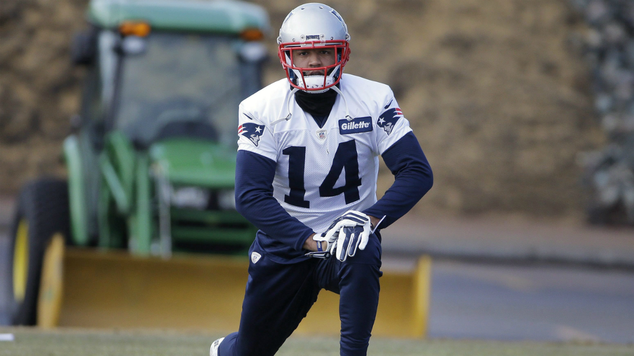 New-England-Patriots-wide-receiver-Michael-Floyd-stretches-while-warming-up-during-an-NFL-football-practice,-Thursday,-Jan.-12,-2017,-in-Foxborough,-Mass.-(Steven-Senne/AP)