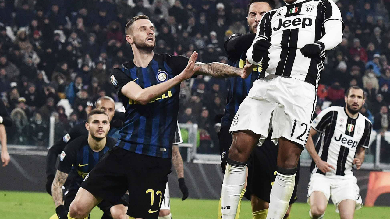 Juventus'-Alex-Sandro,-right,-heads-the-ball-past-Inter-Milan's-Marcelo-Brozovic,-during-a-Serie-A-soccer-match-at-the-Juventus-Stadium-in-Turin,-Italy,-Sunday,-Feb.-5,-2017.-(Andrea-Di-Marco/ANSA-via-AP)