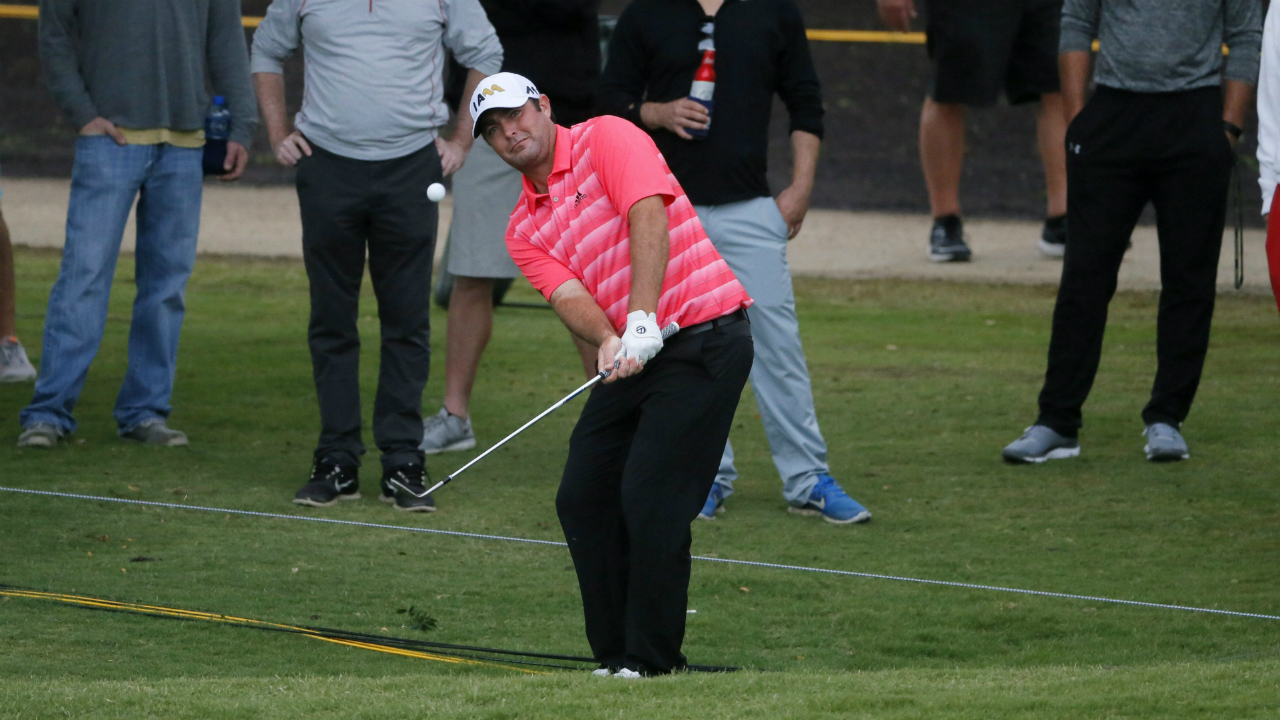 Defending-champion-Steven-Bowditch,-of-Australia,-chips-onto-the-15th-green-during-the-opening-round-of-the-Byron-Nelson-golf-tournament,-Thursday,-May-19,-2016,-in-Irving,-Texas.-(Tony-Gutierrez/AP)
