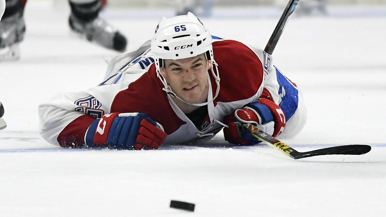 Montreal-Canadiens-centre-Andrew-Shaw-dives-for-the-puck-during-the-second-period-of-an-NHL-hockey-game-against-the-Los-Angeles-Kings,-Sunday,-Dec.-4,-2016,-in-Los-Angeles.-(Mark-J.-Terrill/AP)