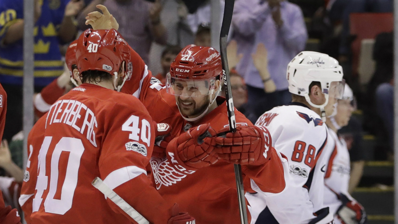 Detroit-Red-Wings-left-wing-Tomas-Tatar,-centre,-is-congratulated-by-left-wing-Henrik-Zetterberg-(40)-after-scoring-during-the-second-period-of-an-NHL-hockey-game-against-the-Washington-Capitals,-Saturday,-Feb.-18,-2017,-in-Detroit.-(Carlos-Osorio/AP)