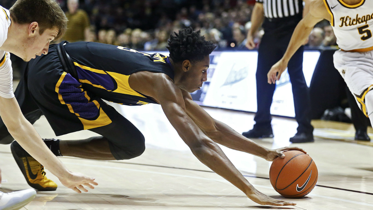 Montverde-Academy-guard-Rowan-Barrett-dives-for-a-loose-ball-during-the-first-quarter-against-Kickapoo-during-a-high-school-basketball-game-Thursday,-Jan.-12,-2017,-in-Springfield,-Mo.-(Guillermo-Hernandez-Martinez/The-Springfield-News-Leader-via-AP)