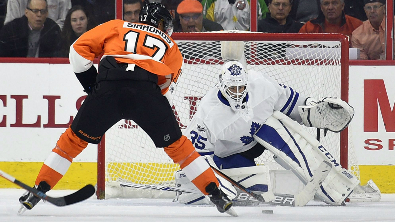 Philadelphia-Flyers'-Wayne-Simmonds-(17)-scores-a-goal-past-Toronto-Maple-Leafs'-Curtis-McElhinney-(35)-during-the-first-period-of-an-NHL-hockey-game,-Thursday,-Jan.-26,-2017,-in-Philadelphia.-(Derik-Hamilton/AP)