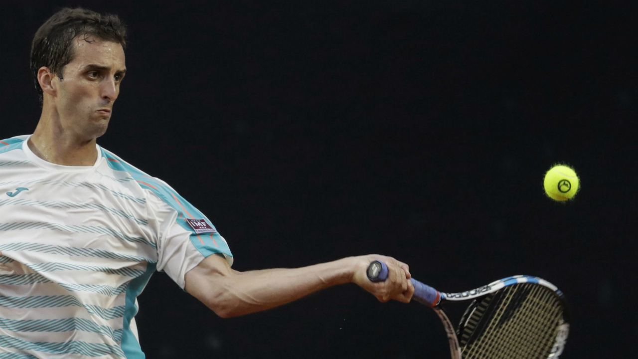 Spain's-Albert-Ramos-Vinolas-returns-the-ball-to-Austria's-Dominic-Thiem-at-the-semi-finals-of-the-Rio-Open-tennis-tournament-in-Rio-de-Janeiro,-Brazil,-Saturday,-Feb.-25,-2017.-(Felipe-Dana/AP)