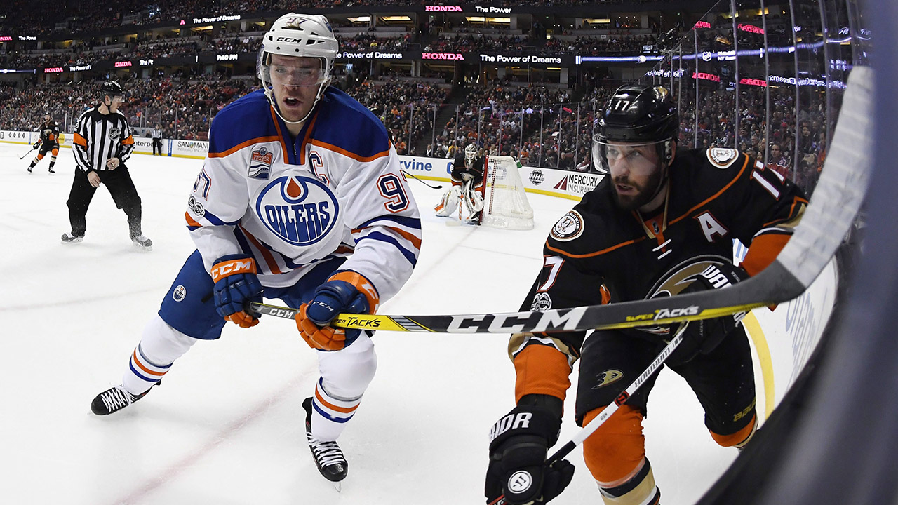 Edmonton-Oilers-centre-Connor-McDavid,-left,-and-Anaheim-Ducks-centre-Ryan-Kesler-battle-during-the-first-period-of-an-NHL-hockey-game,-Wednesday,-Jan.-25,-2017,-in-Anaheim,-Calif.-(Mark-J.-Terrill/AP)