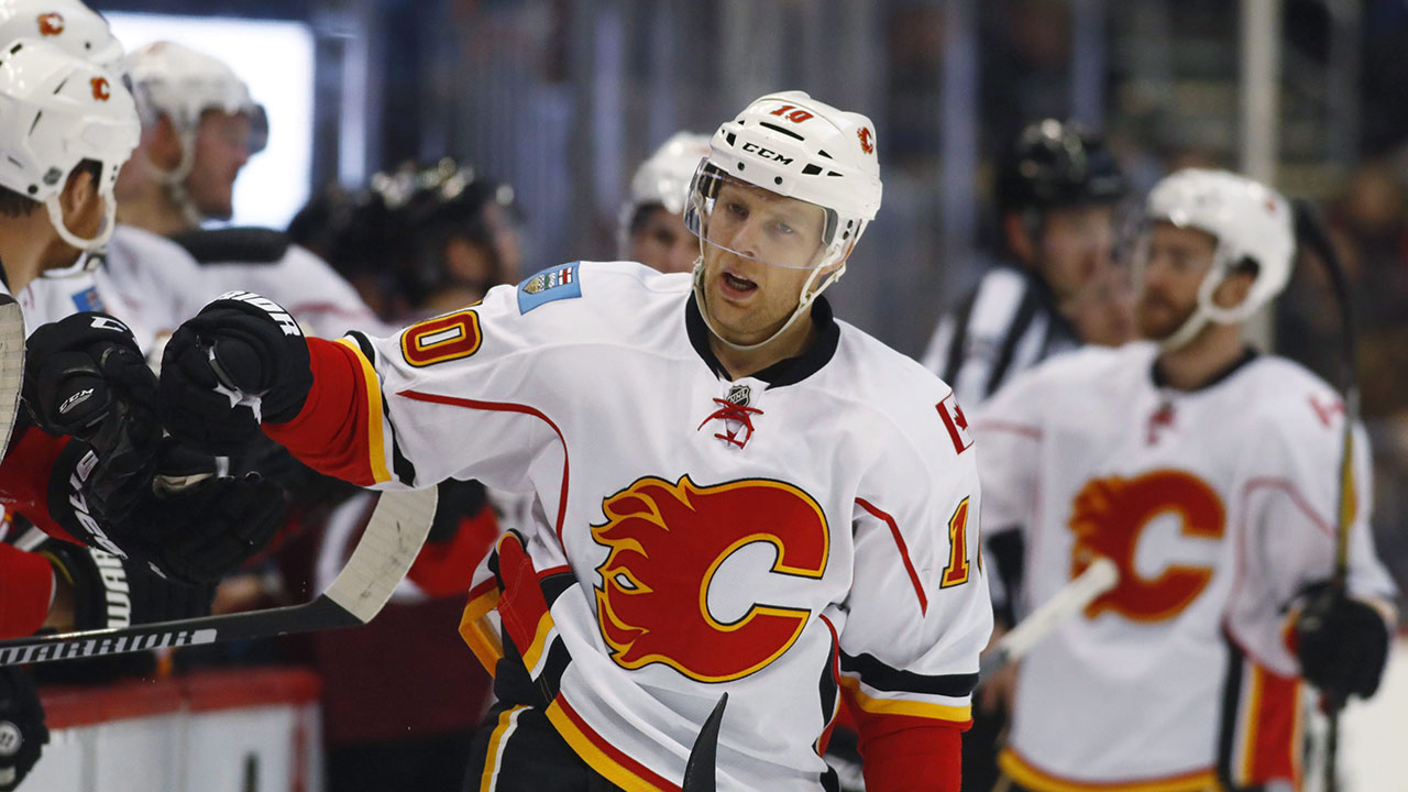 Calgary-Flames-right-wing-Kris-Versteeg-is-congratulated-as-he-passes-the-team-box-after-scoring-a-goal-against-the-Colorado-Avalanche-in-the-third-period-of-an-NHL-hockey-game,-Tuesday,-Dec.-27,-2016,-in-Denver.-Calgary-won-6-3.-(David-Zalubowski/AP)