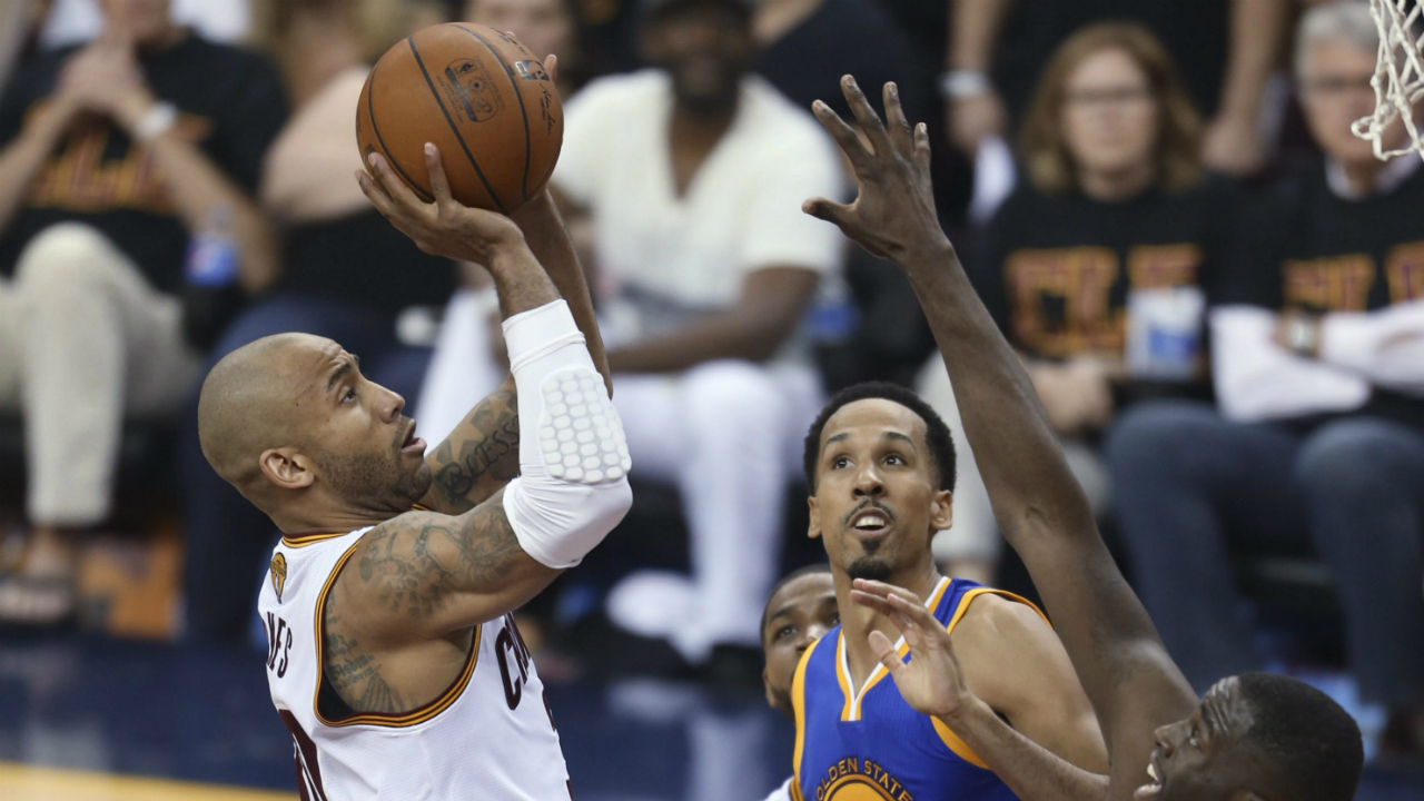 Cleveland-Cavaliers-guard-Dahntay-Jones-(30)-drives-on-Golden-State-Warriors-guard-Shaun-Livingston-and-Draymond-Green-during-the-first-half-of-Game-6-of-basketball's-NBA-Finals-in-Cleveland,-Thursday,-June-16,-2016.-(Ron-Schwane/AP)