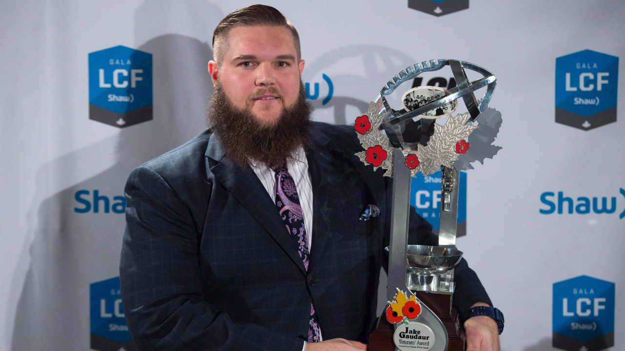 Montreal-Alouettes-offensive-tackle-Jeff-Perrett-poses-for-photographs-after-winning-the-CFL's-Jake-Gaudaur-Veterans'-award-during-the-Canadian-Football-League-awards-in-Winnipeg-on-Thursday-November-26,-2015.-The-Alouettes-released-veteran-Canadian-offensive-lineman-Perrett-on-Monday.-(Jonathan-Hayward/CP)