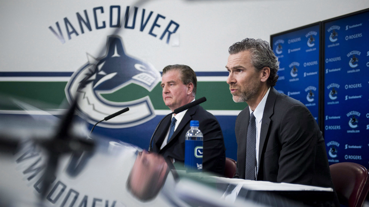 Vancouver-Canucks-general-manager-Jim-Benning-(left)-and-Trevor-Linden,-president-of-hockey-operations,-hold-a-media-presser-to-announce-that-coach-Willie-Desjardins-will-be-relieved-of-duties,-in-Vancouver,-B.C.-on-Monday,-April-10,-2017.-(Jimmy-Jeong/CP)