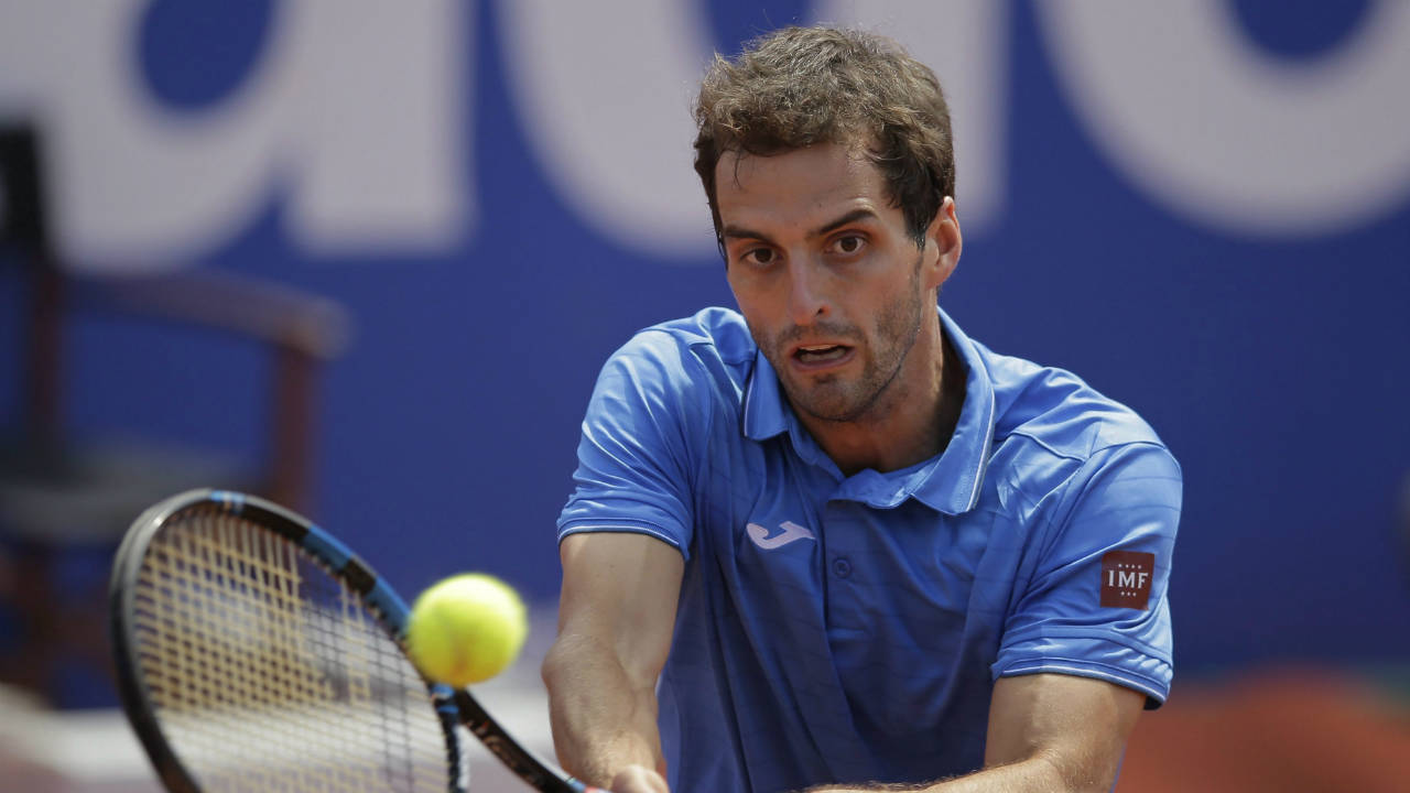 Albert-Ramos-Vinolas-of-Spain-returns-the-ball-to-Andy-Murray-of-Britain-during-a-quarterfinal-match-at-the-Barcelona-Open-Tennis-Tournament-in-Barcelona,-Spain,-Friday,-April-28,-2017.-(Manu-Fernandez/AP)