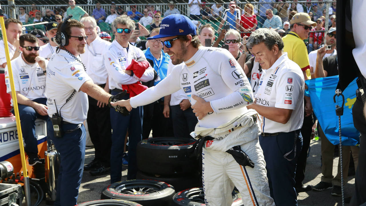 Fernando-Alonso,-of-Spain,-shakes-hands-with-a-crew-member-during-the-final-practice-session-for-the-Indianapolis-500-IndyCar-auto-race-at-Indianapolis-Motor-Speedway,-Friday,-May-26,-2017-in-Indianapolis.-(R-Brent-Smith/AP)