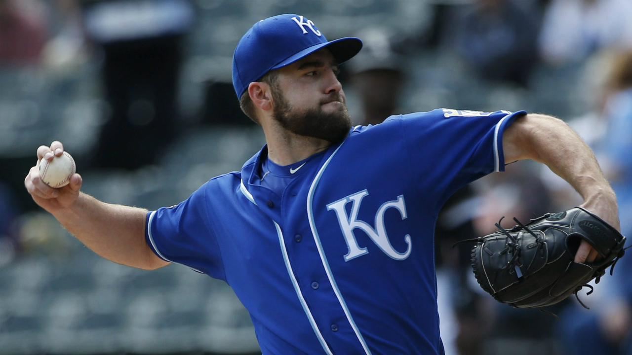 Kansas-City-Royals-starting-pitcher-Nate-Karns-throws-against-the-Chicago-White-Sox-during-the-first-inning-of-a-baseball-game-Wednesday,-April-26,-2017,-in-Chicago.-(Nam-Y.-Huh/AP)