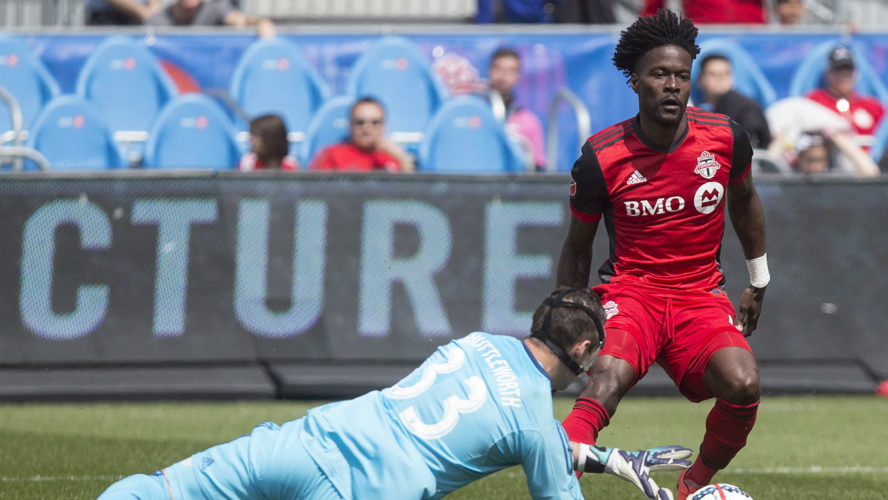 Minnesota-United-goalkeeper-Bobby-Shuttleworth-(33)-makes-a-save-on-Toronto-FC's-Tosaint-Ricketts-during-first-half-MLS-action-in-Toronto-on-Saturday,-May-13,-2017.-(Chris-Young/CP)