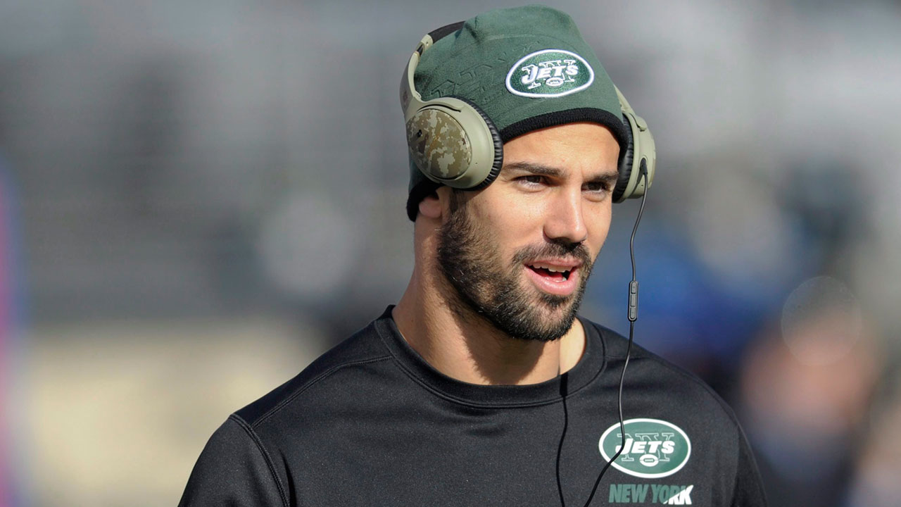 New-York-Jets-wide-receiver-Eric-Decker-warms-up-before-an-NFL-football-game-against-the-New-York-Giants-in-East-Rutherford.-Decker,-already-on-injured-reserve-with-a-shoulder-injury,-has-undergone-surgery-on-his-hip.-In-a-release-issued-by-the-team-Tuesday,-Oct.-18,-2016-the-Jets-say-the-hip-surgery-was-deemed-necessary-after-Decker-had-an-evaluation-when-he-was-placed-on-IR-last-week-with-a-torn-rotator-cuff-in-his-right-shoulder.-(Bill-Kostroun/AP)