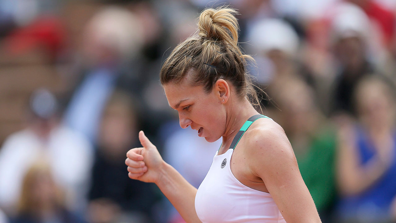 Romania's-Simona-Halep-gives-a-thumbs-up-in-her-quarterfinal-match-against-Ukraine's-Elina-Svitolina-of-the-French-Open-tennis-tournament-at-the-Roland-Garros-stadium,-in-Paris,-France.-Wednesday,-June-7,-2017.-(David-Vincent/AP)