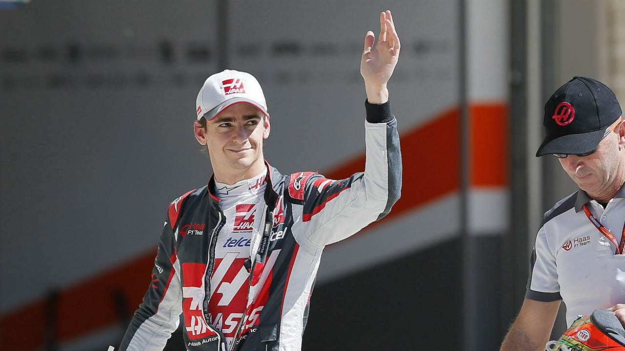 Haas-driver-Esteban-Gutierrez-of-Mexico,-waves-to-the-crowd-as-he-walks-down-pit-road-during-qualifications-for-the-Formula-One-U.S.-Grand-Prix-auto-race-at-the-Circuit-of-the-Americas,-Saturday,-Oct.-22,-2016,-in-Austin,-Texas.-(Tony-Gutierrez,-Pool/AP)