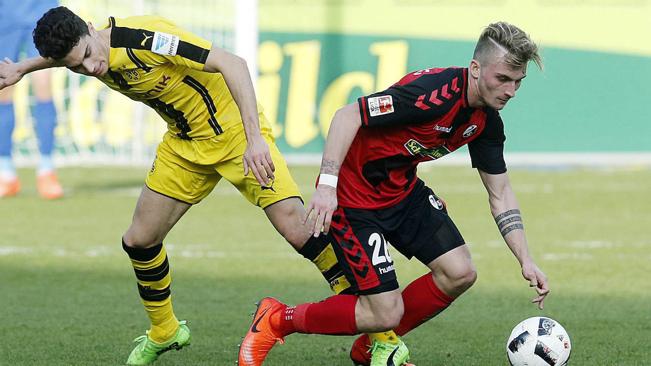 Freiburg's-Maximilian-Philipp,-right,-and-Dortmund's-Marc-Bartra-challenge-for-the-ball-during-a-German-first-division-Bundesliga-soccer-match-between-SC-Freiburg-and-Borussia-Dortmund-in-Freiburg,-Germany,-Saturday,-Feb.-25,-2017.-(Michael-Probst/AP)