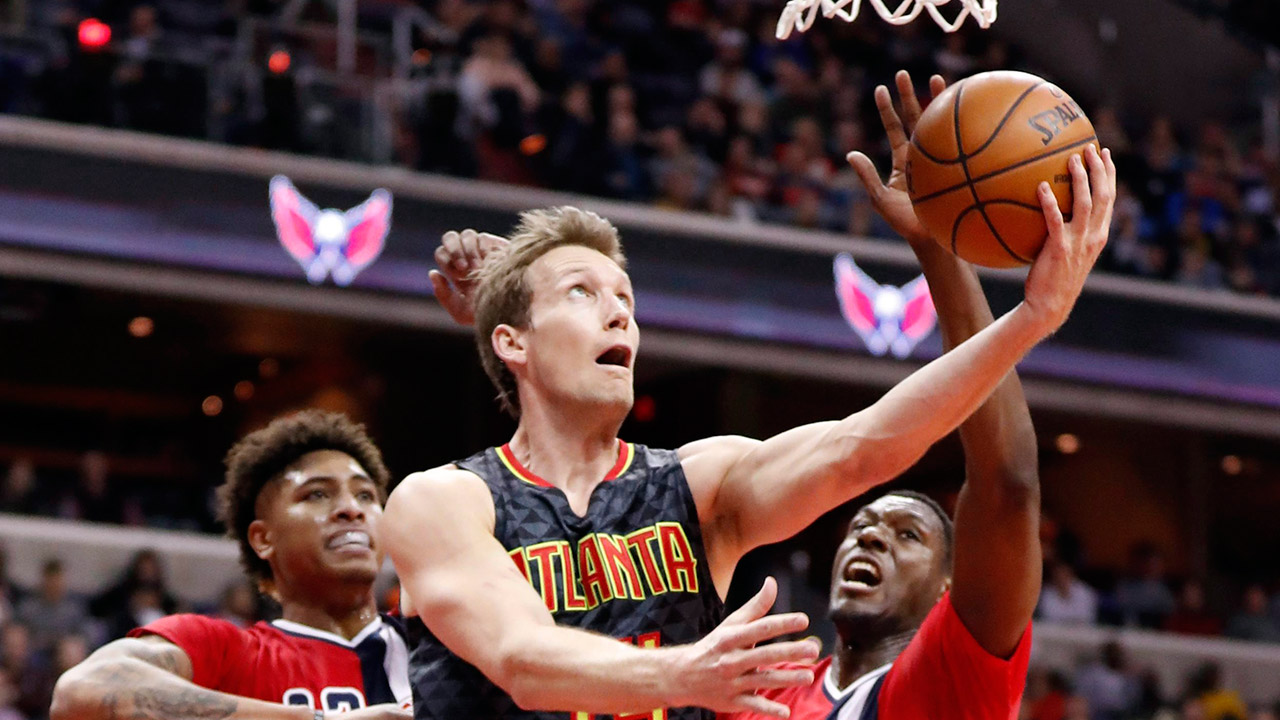 Atlanta-Hawks-guard-Mike-Dunleavy-(34)-shoots-in-front-of-Washington-Wizards-forward-Kelly-Oubre-Jr.-(12)-and-center-Ian-Mahinmi-(28)-during-the-second-half-of-an-NBA-basketball-game-Wednesday,-March-22,-2017,-in-Washington.-The-Wizards-won-104-100.-(Alex-Brandon/AP)