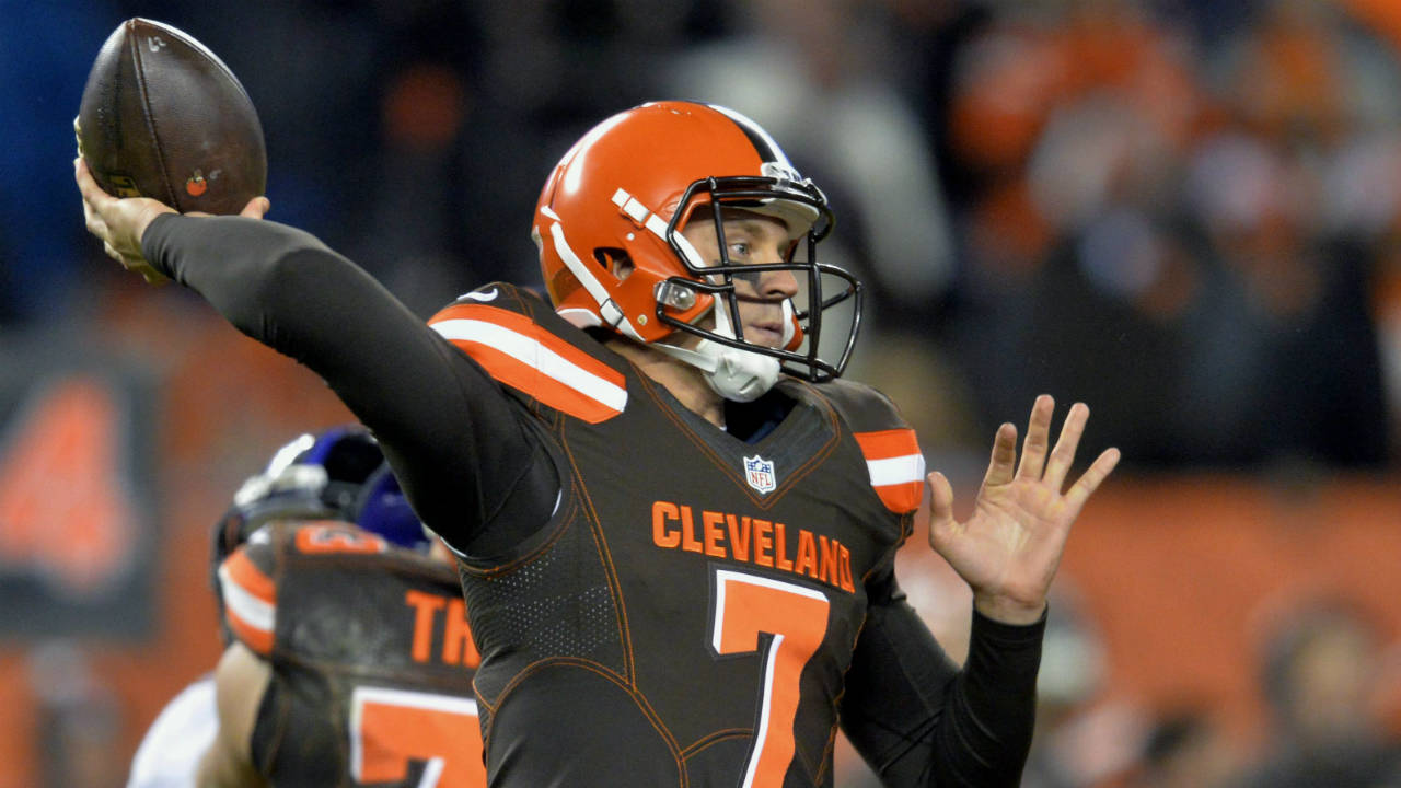 Cleveland-Browns-quarterback-Austin-Davis-(7)-passes-in-the-second-half-of-an-NFL-football-game-against-the-Baltimore-Ravens,-Monday,-Nov.-30,-2015,-in-Cleveland.-(David-Richard/AP)
