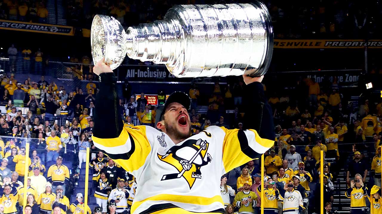 Jake Guentzel lifts Stanley Cup as rookie, thanks to Sidney Crosby