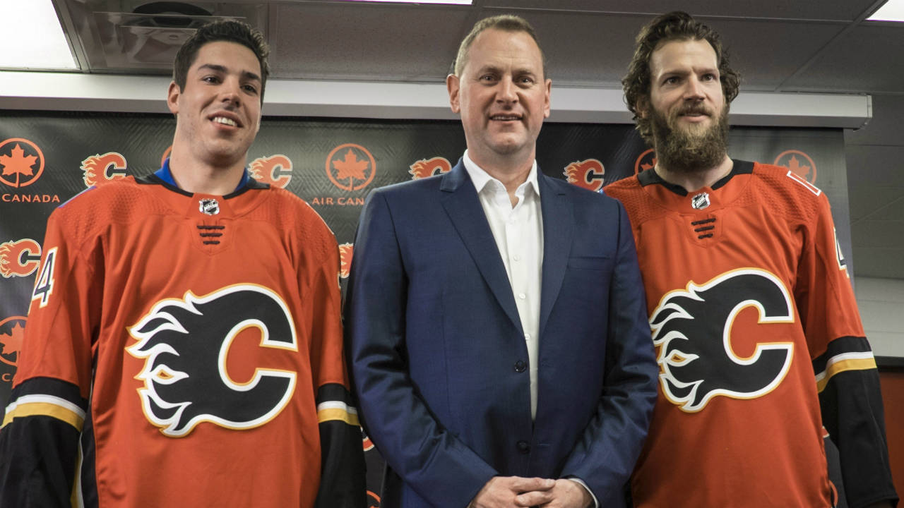 Calgary-Flames'-general-manager-Brad-Treliving,-centre,-introduces-new-goaltender-Mike-Smith,-right,-and-new-defenceman-Travis-Hamonic-at-a-news-conference-in-Calgary,-Monday,-June-26,-2017.(Jeff-McIntosh/CP)