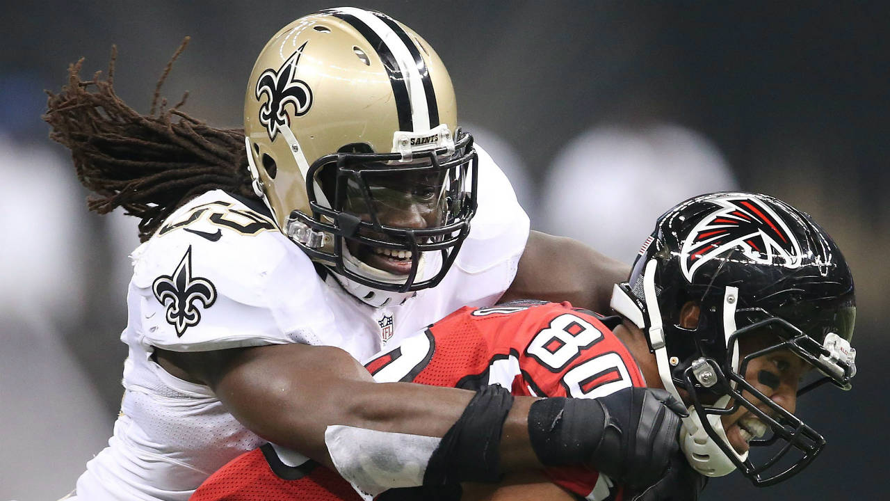New-Orleans-Saints-linebacker-Dannell-Ellerbe-(59)-tackles-Atlanta-Falcons-tight-end-Levine-Toilolo-(80)-during-the-first-half-of-an-NFL-football-game,-Thursday,-Oct.-15,-2015,-in-New-Orleans.-(John-Bazemore/AP)