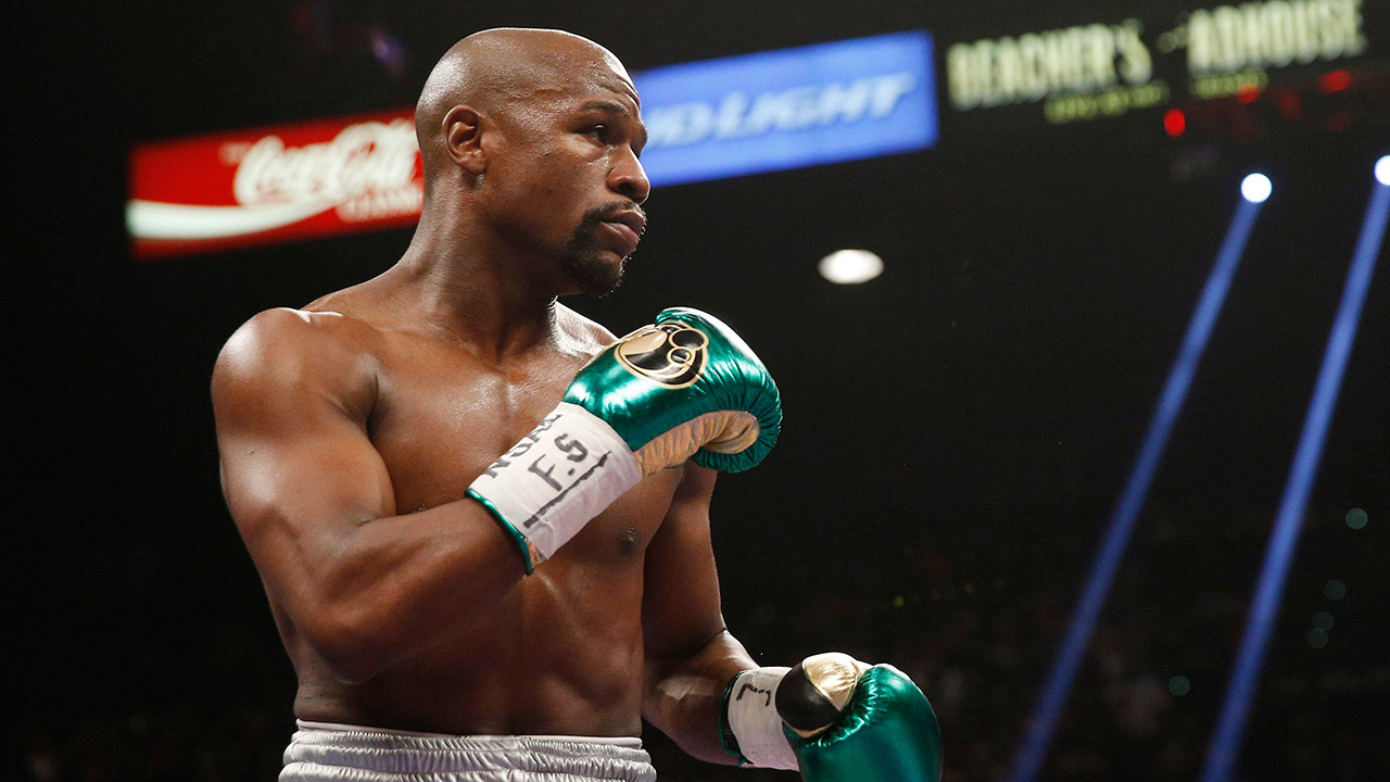 Floyd-Mayweather-Jr.-fights-Andre-Berto-(not-shown)-during-their-welterweight-title-in-Las-Vegas.-It‚Äôs-still-early,-but-give-Round-1-of-the-trash-talk-battle-between-Conor-McGregor-and-Mayweather-Jr.-to-the-Irish-MMA-star.-(Steve-Marcus/AP)