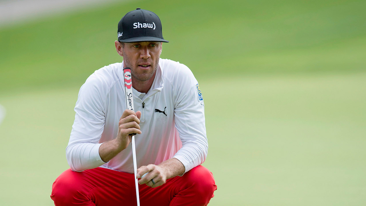 Graham-Delaet,-of-Canada,-lines-up-his-birdie-putt.-(Frank-Gunn/CP)