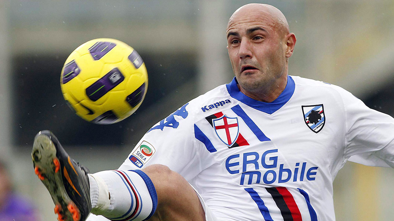 Sampdoria's-Massimo-Maccarone-controls-the-ball-during-a-Serie-A-soccer-match.-(Fabrizio-Giovannozzi/AP)